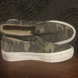 Camo print platform sneakers